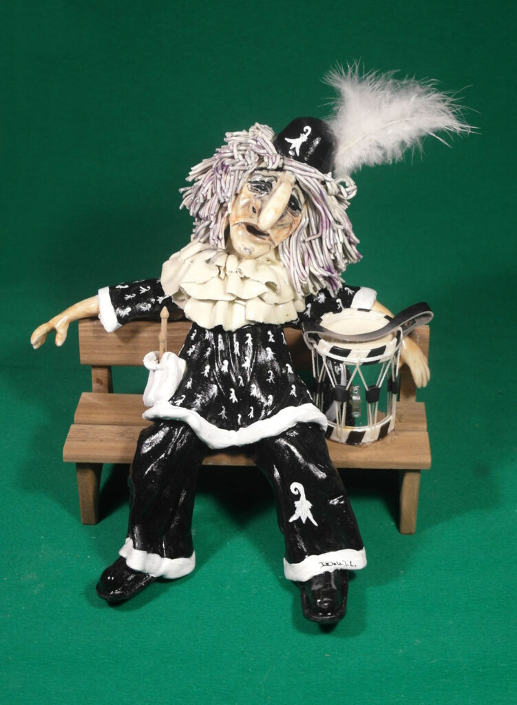 Fasnachtsfigur Pierrot Bänkli und Trommel